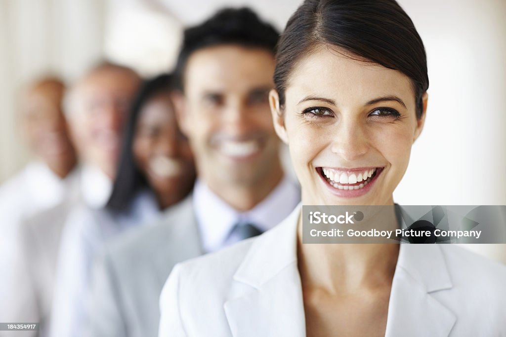 Reihe von lächelnden Menschen - Lizenzfrei Attraktive Frau Stock-Foto