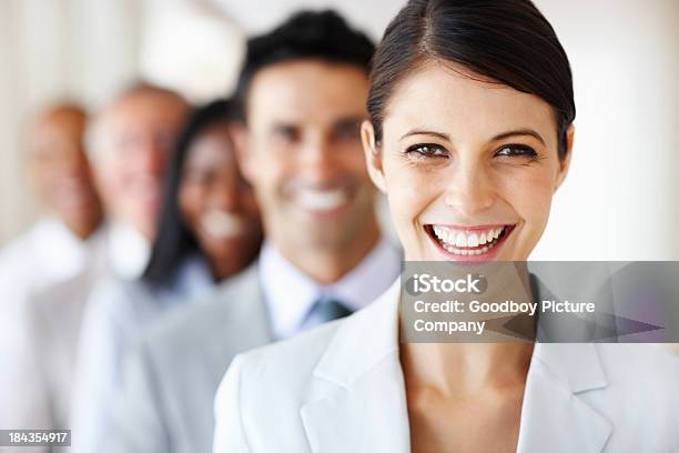 Reihe Von Lächelnden Menschen Stockfoto und mehr Bilder von Attraktive Frau - Attraktive Frau, Blick in die Kamera, Bürojob
