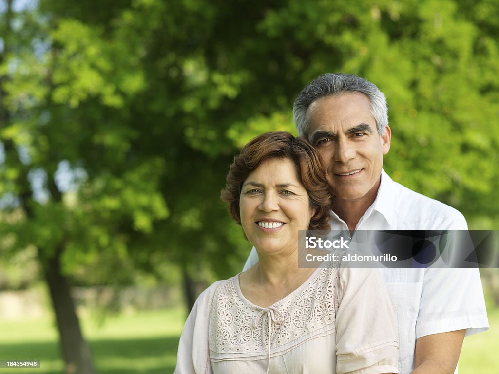 Зрелые пара, улыбается - Стоковые фото Зрелая пара роялти-фри