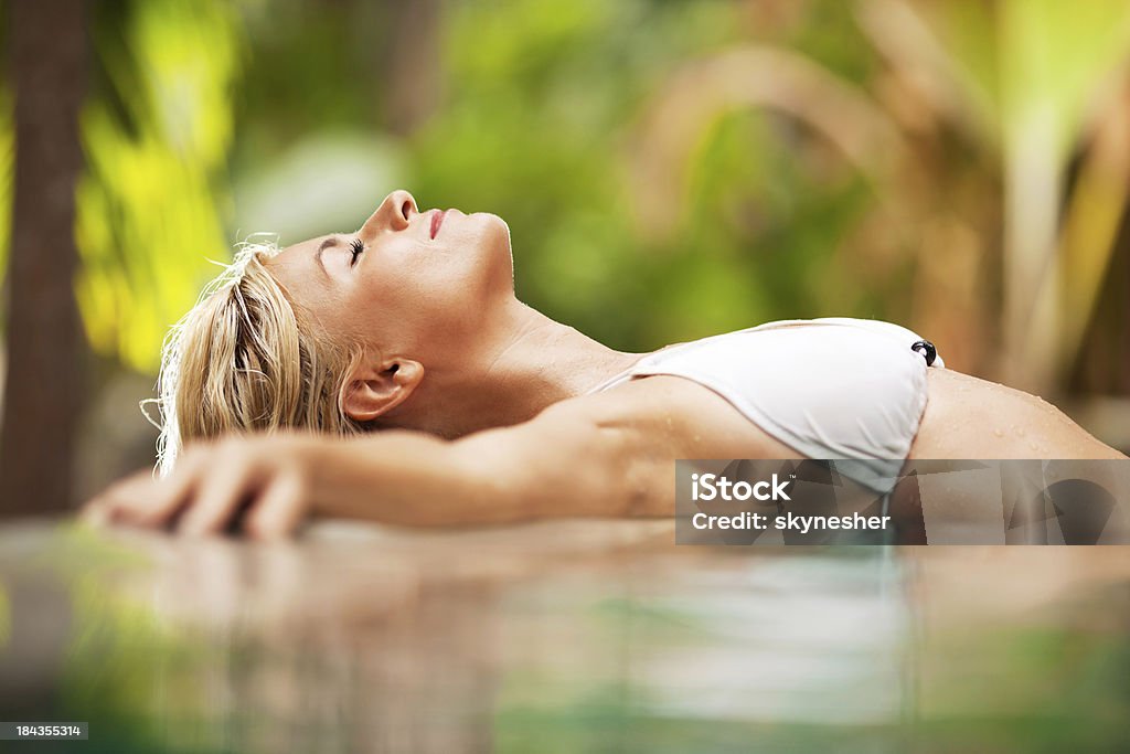 Kobieta relaks w wodzie w otoczeniu przyrody - Zbiór zdjęć royalty-free (Basen)