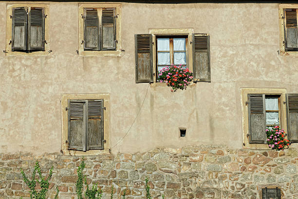 alsazia-city wall del villaggio di saint hippolyte. - st hippolyte foto e immagini stock