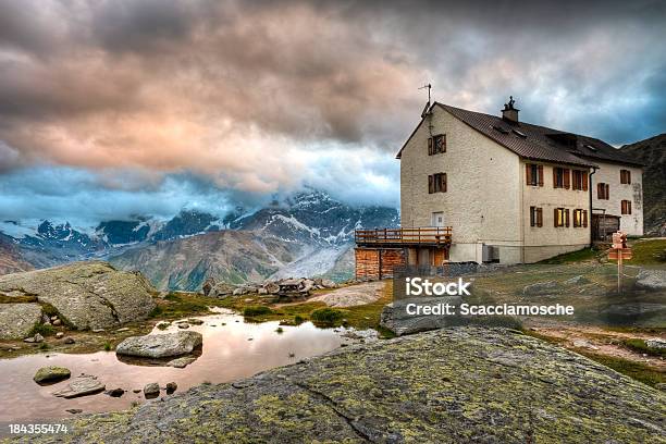 Foto de Abrigo De Montanha Ao Pôr Do Sol e mais fotos de stock de Alpes europeus - Alpes europeus, Brilhante - Luminosidade, Cabana - Casa