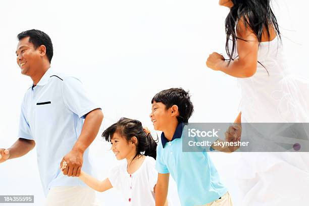 Schöne Asiatische Familie Im Freien Stockfoto und mehr Bilder von Aktiver Lebensstil - Aktiver Lebensstil, Aktivitäten und Sport, Asiatischer und Indischer Abstammung