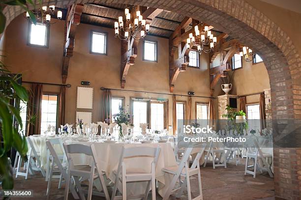 Spanischen Stil Restaurant Mit Weißen Tischen Und Stühlen Stockfoto und mehr Bilder von Hochzeit