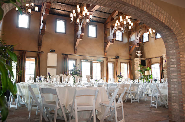 испанском стиле, ресторан с белые стулья и столы - wedding reception стоковые фото и изображения