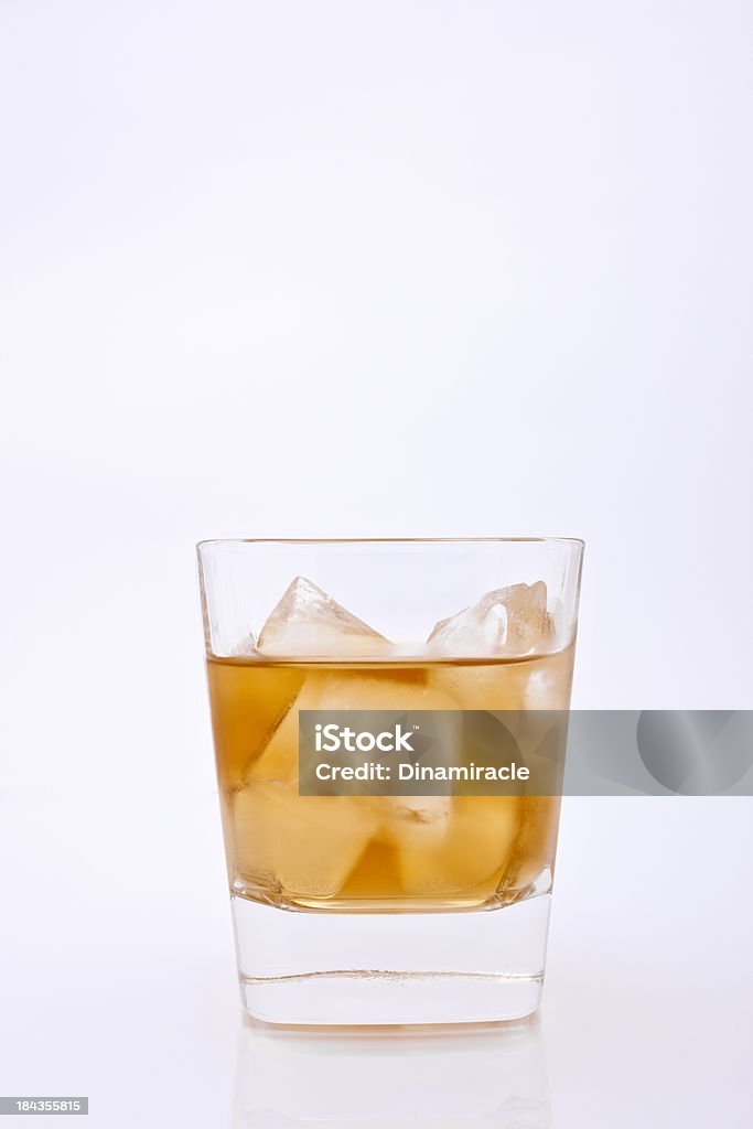 Mokre Szkło z Whisky i lodu - Zbiór zdjęć royalty-free (Alkohol - napój)