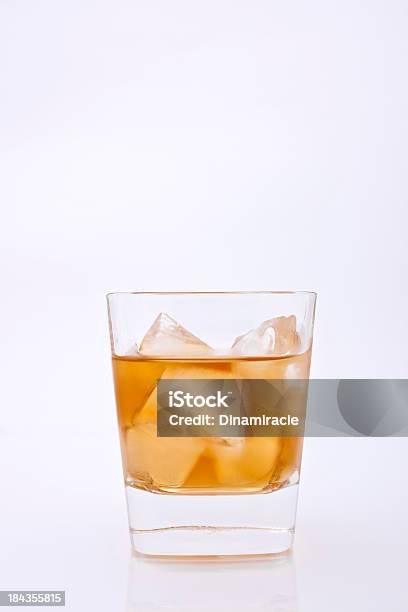 Mokre Szkło Z Whisky I Lodu - zdjęcia stockowe i więcej obrazów Alkohol - napój - Alkohol - napój, Alkoholizm, Bez ludzi