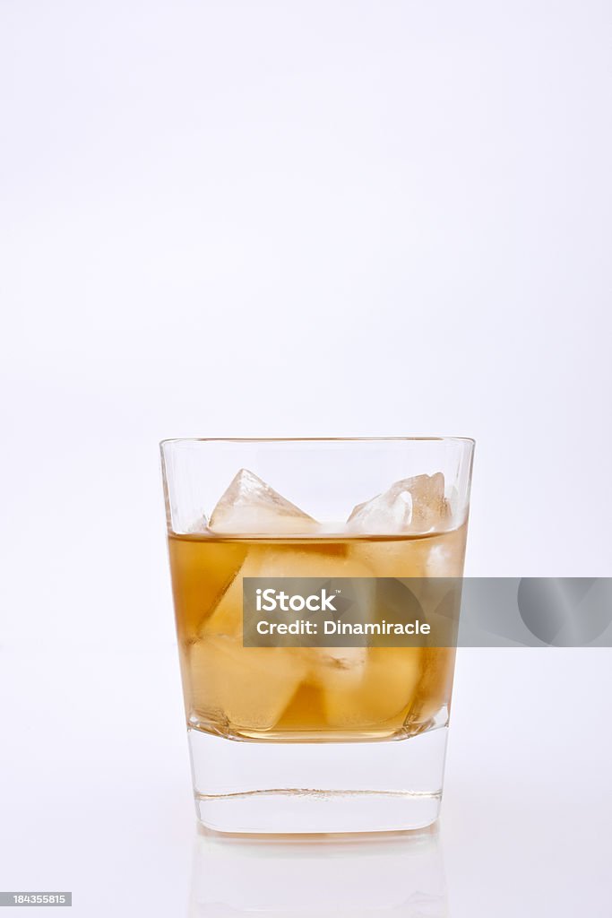 Wet vidro com Whisky e gelo - Foto de stock de Alcoolismo royalty-free