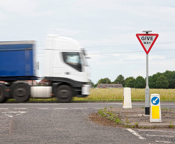 безопасность дорожного движения-uk переходят знак - right of way стоковые фото и изображения