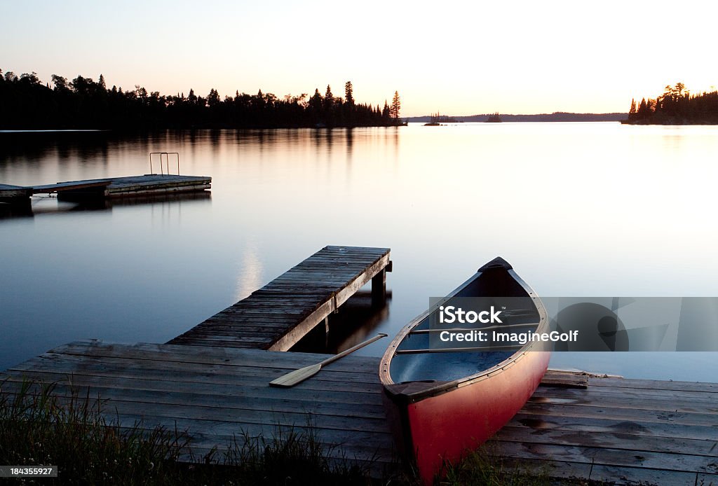 Kanu am Dock in Muskoka, Ontario, Kanada - Lizenzfrei See Stock-Foto