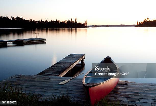 Kanu Am Dock In Muskoka Ontario Kanada Stockfoto und mehr Bilder von See - See, Kanu, Landhaus
