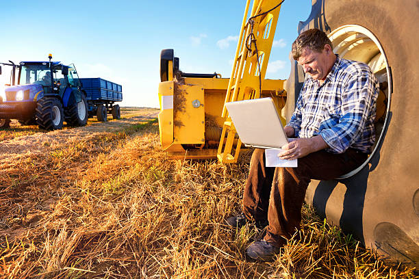farmer berechnen yield - farmer rural scene laptop computer stock-fotos und bilder