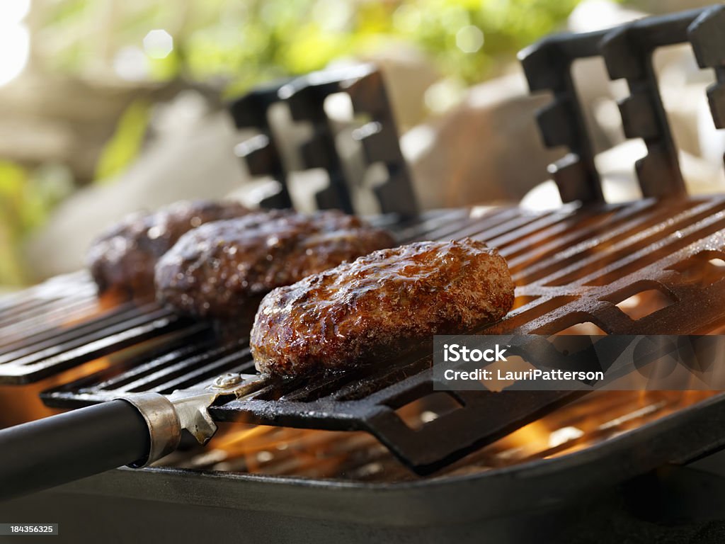 Hamburger auf einem Grill im Freien - Lizenzfrei Camping Stock-Foto