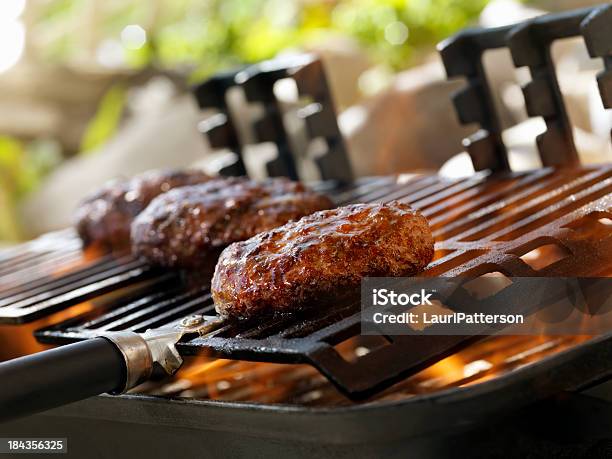 Hamburger Auf Einem Grill Im Freien Stockfoto und mehr Bilder von Camping - Camping, Hamburger - Schnellgericht, Gartengrill