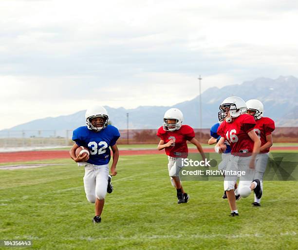 Touchdown Run Stockfoto und mehr Bilder von Kind - Kind, Amerikanischer Football, Rennen - Körperliche Aktivität