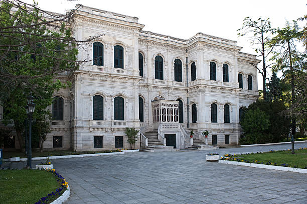 istock Luxuries Mansion And Garden 184356791