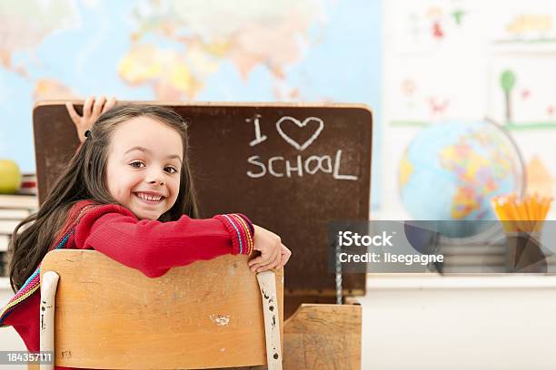 Photo libre de droit de Écolière Dans Une Salle De Classe banque d'images et plus d'images libres de droit de 4-5 ans - 4-5 ans, 6-7 ans, Apprentissage