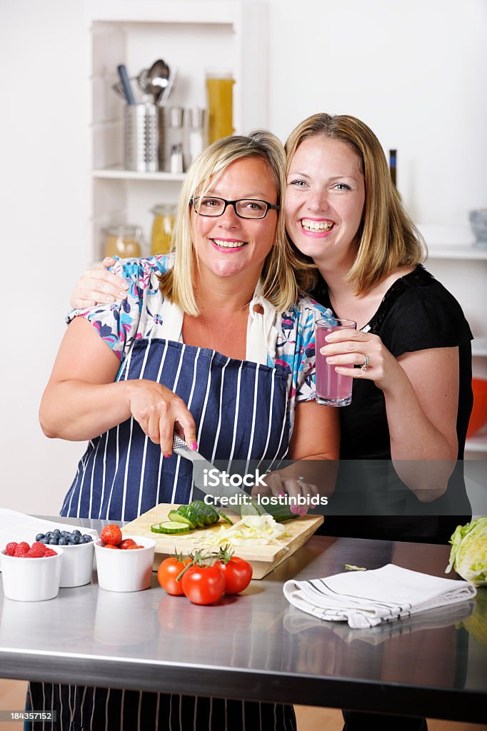 Amigos/irmãs desfrutar de cada outros empresa enquanto prepara uma refeição - Royalty-free Cozinha Foto de stock