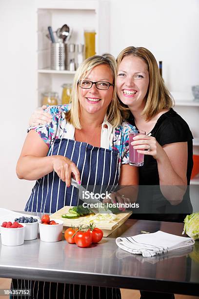 Amigos Irmãs Desfrutar De Cada Outros Empresa Enquanto Prepara Uma Refeição - Fotografias de stock e mais imagens de Cozinha