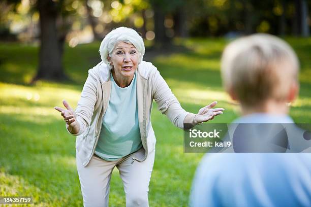 Abuela Saludo Nieto Con Los Brazos Abiertos Foto de stock y más banco de imágenes de Abuela - Abuela, Nietos, Saludar