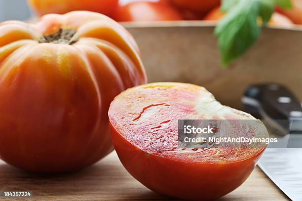 Heirloom Tomaten Stockfoto und mehr Bilder von Altertümlich - Altertümlich, Antiquität, Bildkomposition und Technik