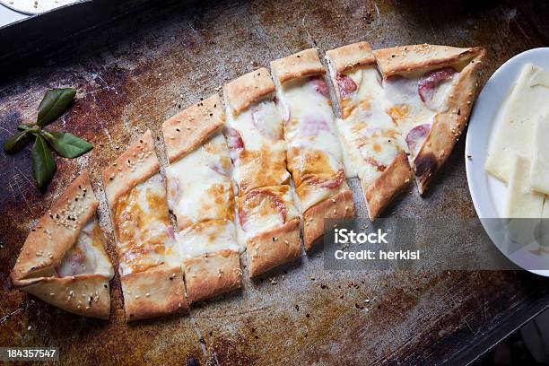 Pizza Turca - Fotografie stock e altre immagini di Alimentazione non salutare - Alimentazione non salutare, Carne, Cibi e bevande
