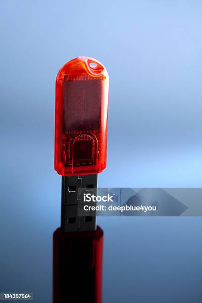 Foto de De Pé Permaneça Na Azul Vermelho Usb e mais fotos de stock de Abstrato - Abstrato, Big Brother, Cabo USB