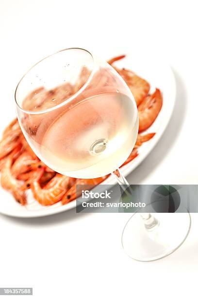 Gambero Con Un Bicchiere Di Vino Bianco - Fotografie stock e altre immagini di Alchol - Alchol, Alimentazione sana, Antipasto
