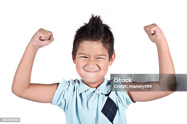 Little Young Boy Flexión De Sus Armas Y Que Una Cara Foto de stock y más banco de imágenes de Alegre