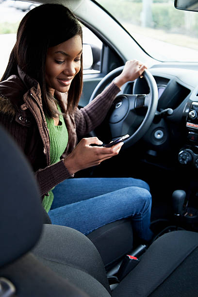 chica adolescente afroamericana en automóvil con teléfono móvil - sc0462 fotografías e imágenes de stock