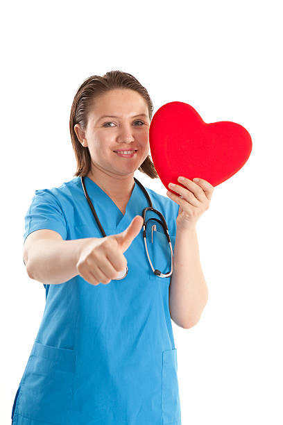 若い女性ヘルスケアワーカーとハート型 - stethoscope paramedic working heart disease ストックフォトと画像