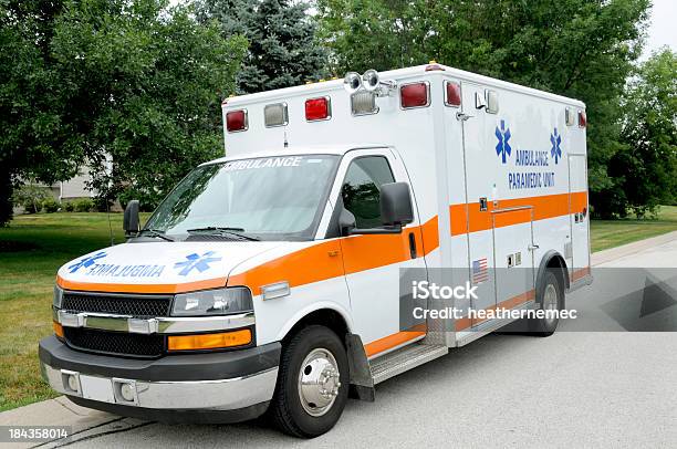 Zaparkowany Ambulans - zdjęcia stockowe i więcej obrazów Ambulans - Ambulans, Nieruchomy, Ratownik medyczny