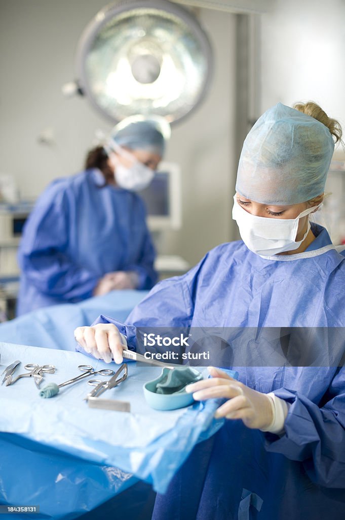 Teatro personal de enfermería preparación de gasa - Foto de stock de Cirugía libre de derechos