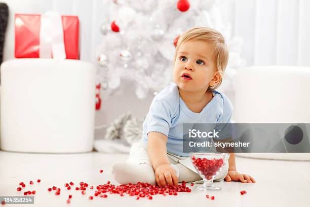 Little Boy A Capodanno Mangiare Melograno - Fotografie stock e altre immagini di Cibo - Cibo, Mangiare, Pavimento