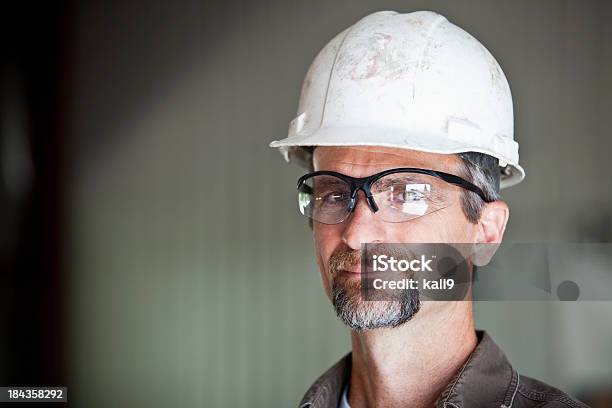 Arbeiter Mit Schutzhelm Stockfoto und mehr Bilder von Schutzbrille - Schutzbrille, Bauarbeiterhelm, Helm