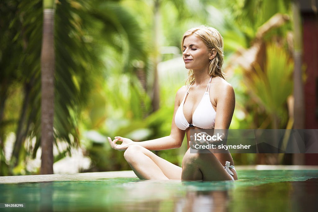 Mujer joven Meditando rodeado de plantas exóticas. - Foto de stock de Fémina libre de derechos