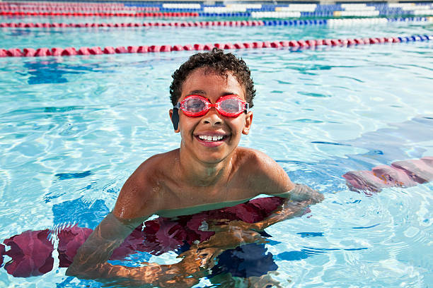 ragazzo in piscina - child swimming pool swimming little boys foto e immagini stock