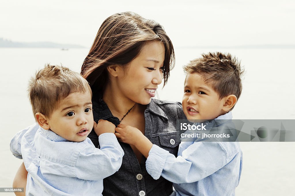 Mãe e filhos na praia - Foto de stock de Espontânea royalty-free