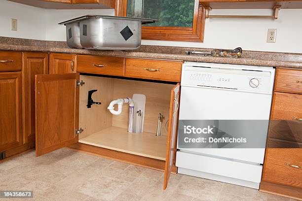 Neue Spülbecken Installieren Stockfoto und mehr Bilder von Unterhalb - Unterhalb, Küche, Haushaltsbecken