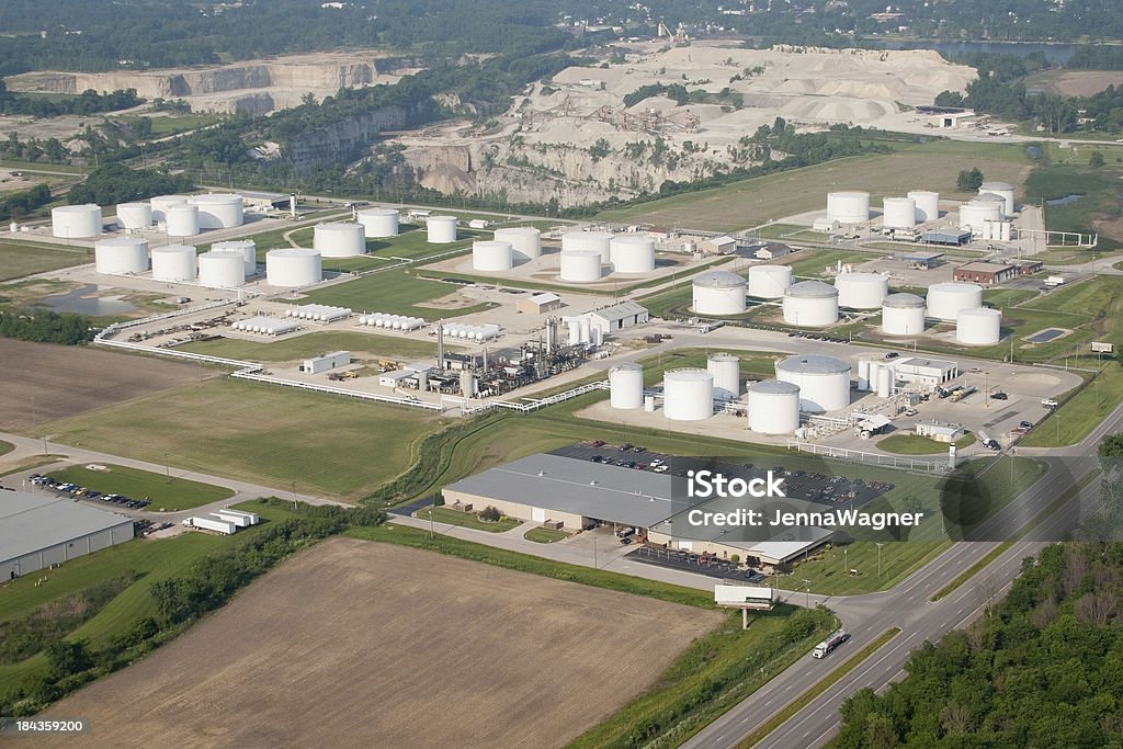 Aerea della Raffineria di petrolio - Foto stock royalty-free di Raffineria di petrolio