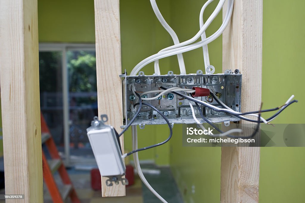 Установка an electrical Распределительная коробка из дома - Стоковые фото Осветительное оборудование роялти-фри