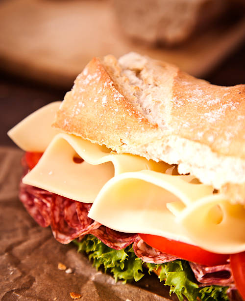 salame sándwich - sandwich submarine delicatessen salami fotografías e imágenes de stock