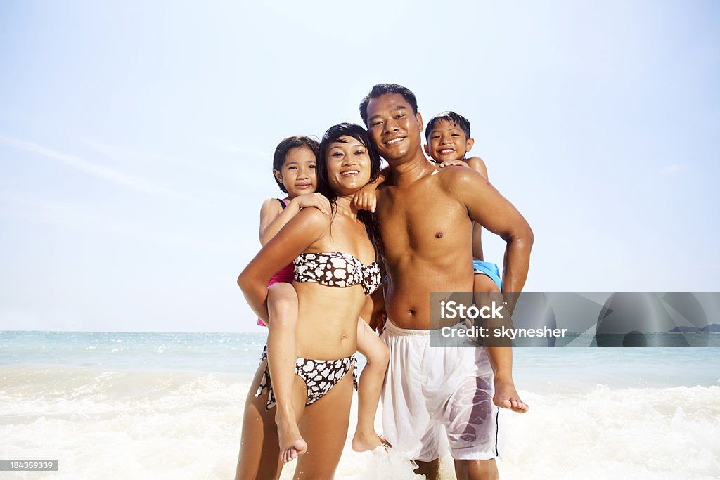 Família asiática, dando seus filhos uma levando. - Foto de stock de Adulto royalty-free