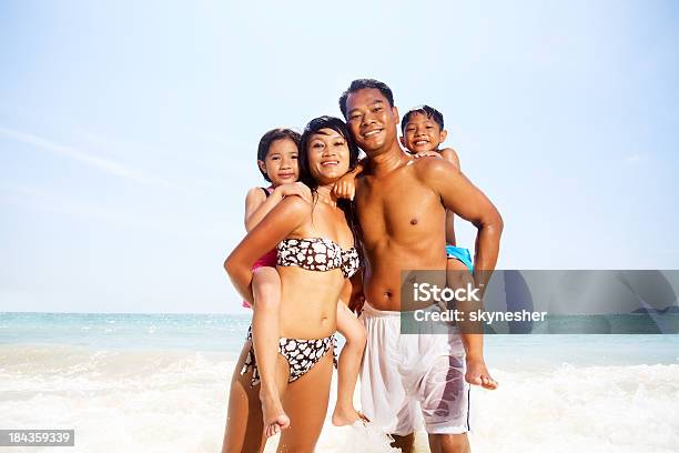 Foto de Família Asiática Dando Seus Filhos Uma Levando e mais fotos de stock de Adulto - Adulto, Alegria, Aluno de Jardim de Infância