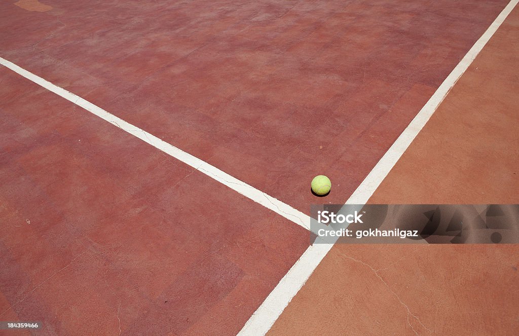 Bola de tênis na quadra - Foto de stock de Quadra de saibro royalty-free