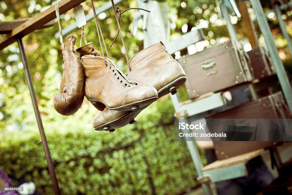 Il mercato di Portobello Road, vecchie scarpe - Foto stock royalty-free di 1970-1979