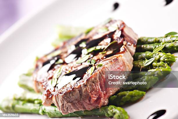 Filetto Di Manzo Con Asparagi - Fotografie stock e altre immagini di Bianco - Bianco, Bistecca di manzo, Piatto - Stoviglie