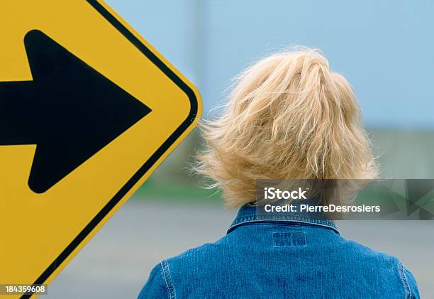 Mujer Con Señal Dirigida A La Cabeza Foto de stock y más banco de imágenes de Mujeres - Mujeres, Parte posterior de la cabeza, Sólo mujeres