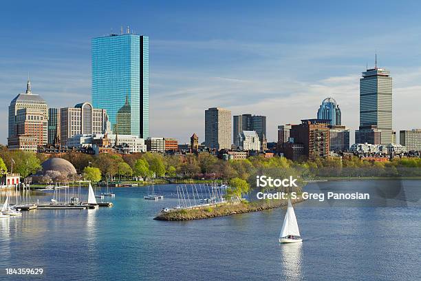Skyline Di Boston - Fotografie stock e altre immagini di Boston - Massachusetts - Boston - Massachusetts, Orizzonte urbano, Barca a vela