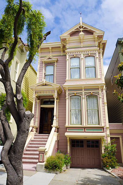 istock Victorian house in San Francisco, CA 184359691